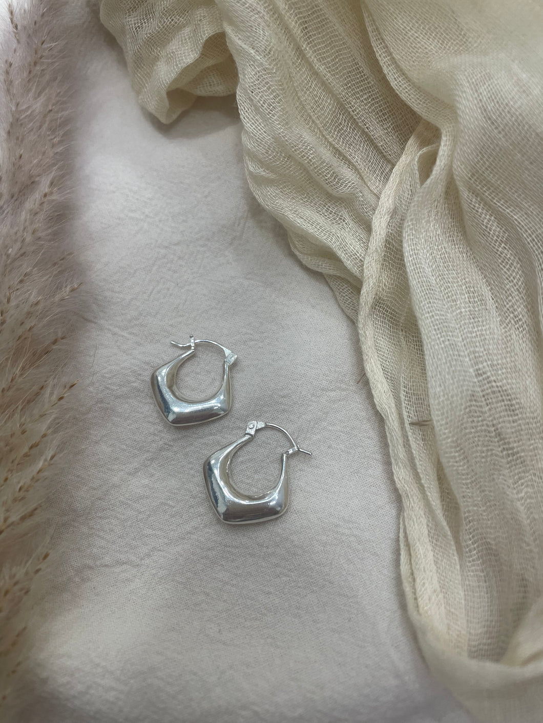 The mini Tulip Huggie Earrings